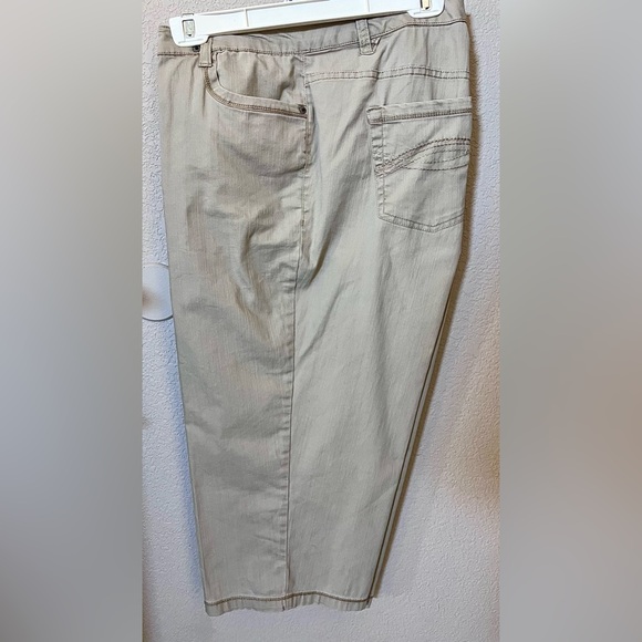 AVENUE Beige/Cream Capri Pants 
Size 18 Average EUC - Picture 2 of 7